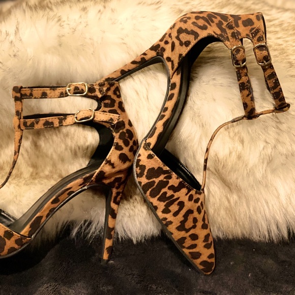 Leopard Print High Heel Pumps with a Pointed Toe . - Picture 3 of 16